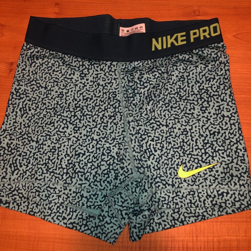 nike pro shorts. SIZE SMALL